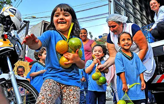 Alunos de creche participam do programa Moeda Verde e trocam lixo por alimento