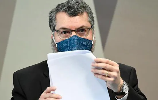 Araújo diz na CPI da Covid que sabia sobre carta da Pfizer propondo vacinas