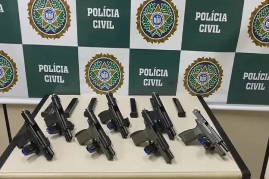 Mulher é detida no RJ com sete pistolas presas ao corpo