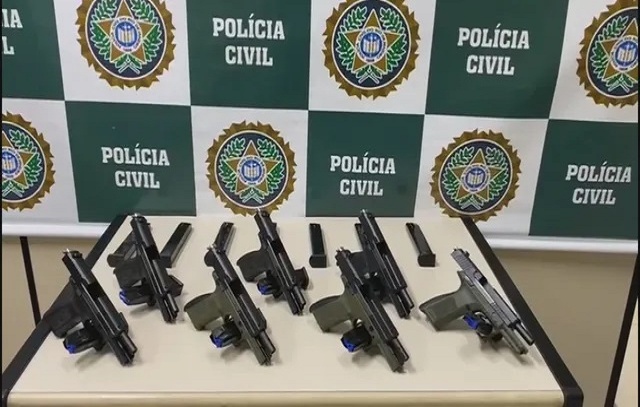 Mulher é detida no RJ com sete pistolas presas ao corpo