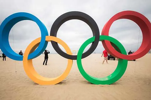 Copacabana ganha aros olímpicos feitos de plástico reciclado