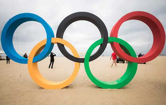 Copacabana ganha aros olímpicos feitos de plástico reciclado