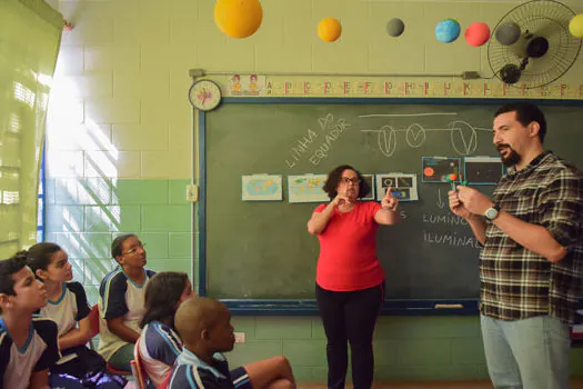 Prefeitura de Diadema oferece aulas de Astrobiologia para alunos surdos