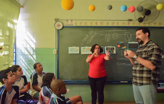 Prefeitura de Diadema oferece aulas de Astrobiologia para alunos surdos