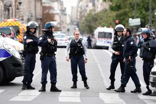 Quatro policiais são mortos em ataque à sede da polícia em Paris