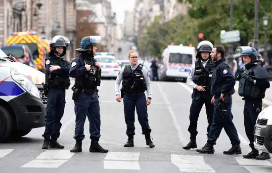 Quatro policiais são mortos em ataque à sede da polícia em Paris