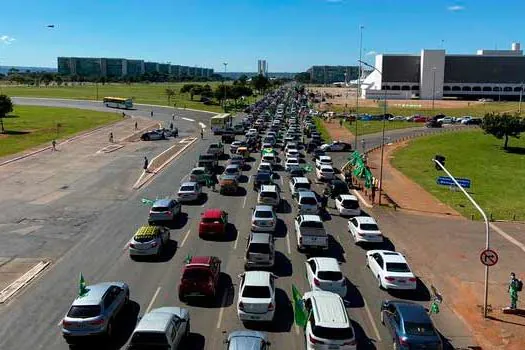 Milhares participam de carreata pró-Bolsonaro na Esplanada dos Ministérios