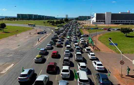 Milhares participam de carreata pró-Bolsonaro na Esplanada dos Ministérios