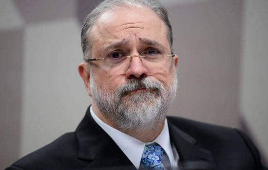 Ex-procuradores pedem a Aras que ofereça denúncia contra Bolsonaro
