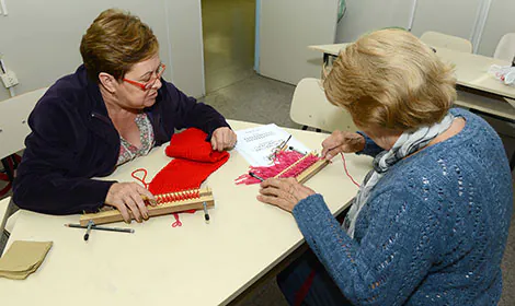 Oficina para a 3ª idade mantem viva a milenar técnica do tear