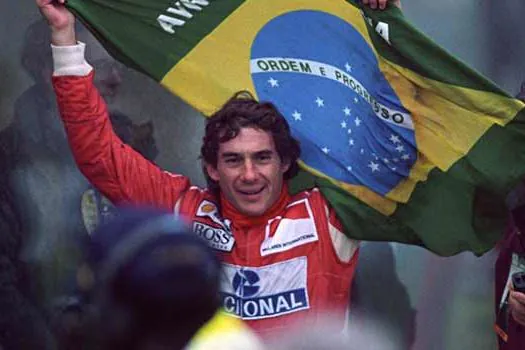 Ayrton Senna continua na frente de Michael Schumacher e Lewis Hamilton