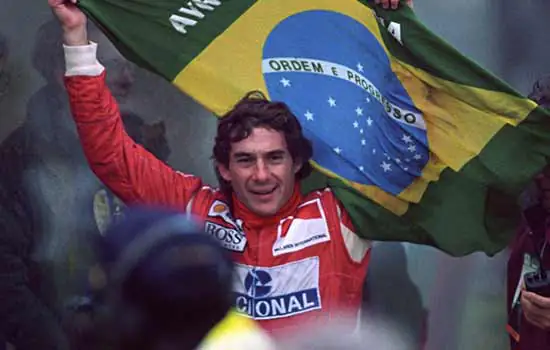 Ayrton Senna continua na frente de Michael Schumacher e Lewis Hamilton