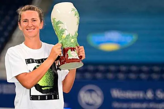 Azarenka vence torneio de tênis de Cincinnati após desistência de Osaka