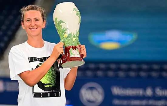 Azarenka vence torneio de tênis de Cincinnati após desistência de Osaka