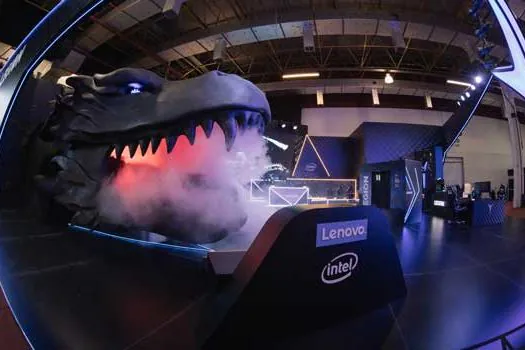 Cabeça de dragão solta fumaça e chama o público gamer para o estande de Legion, da Lenovo