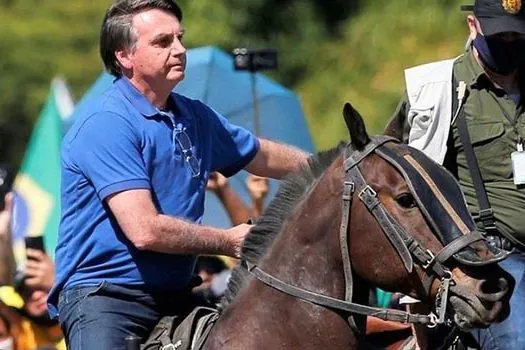 Doria: Bolsonaro passeia a cavalo, enquanto pandemia galopa