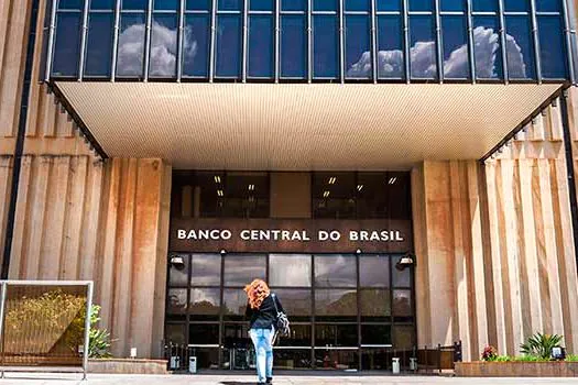 Banco Central brasileiro facilita renegociação de dívidas de empresas e famílias