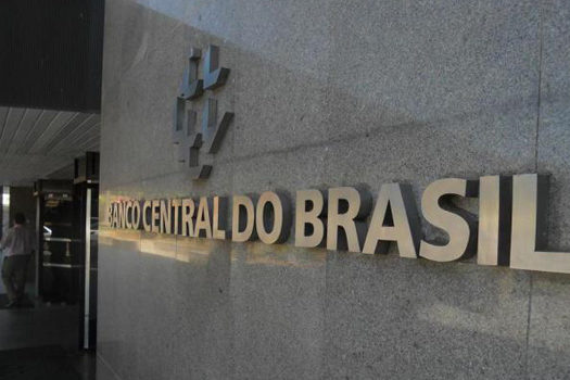 Instituições financeiras esperam queda maior da economia este ano