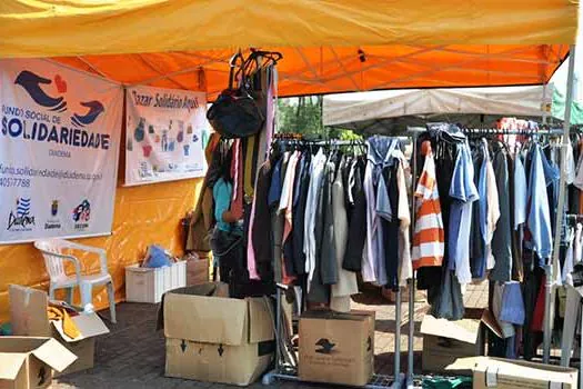 Roupas e acessórios mais baratos estão à venda no bazar