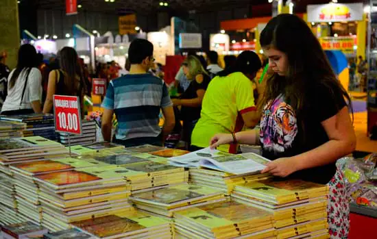 Tentativa de censura ajuda a promover literatura LGBT na Bienal do Rio