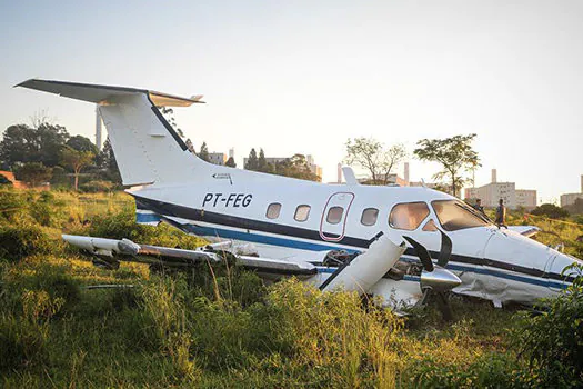 Avião bimotor com cinco pessoas a bordo faz pouso forçado em Campinas