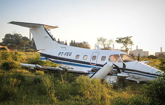 Avião bimotor com cinco pessoas a bordo faz pouso forçado em Campinas