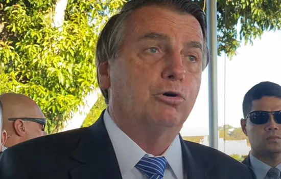 Bolsonaro defende novamente voto impresso e insulta Luís Roberto Barroso: “Um imbecil”