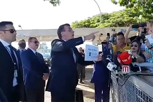 Indagado sobre troca da PF no Rio, Bolsonaro manda jornalistas calarem a boca