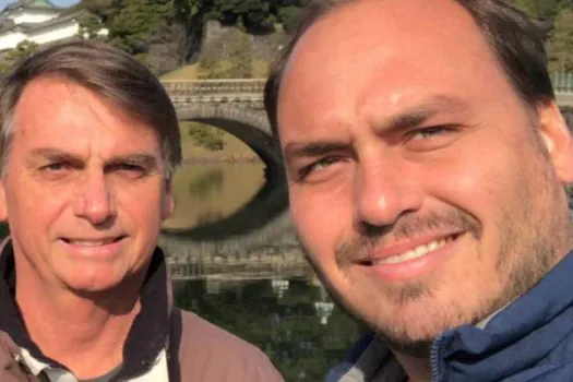 Bolsonaro diz que vai escalar filho Carlos em defesa da nova Previdência