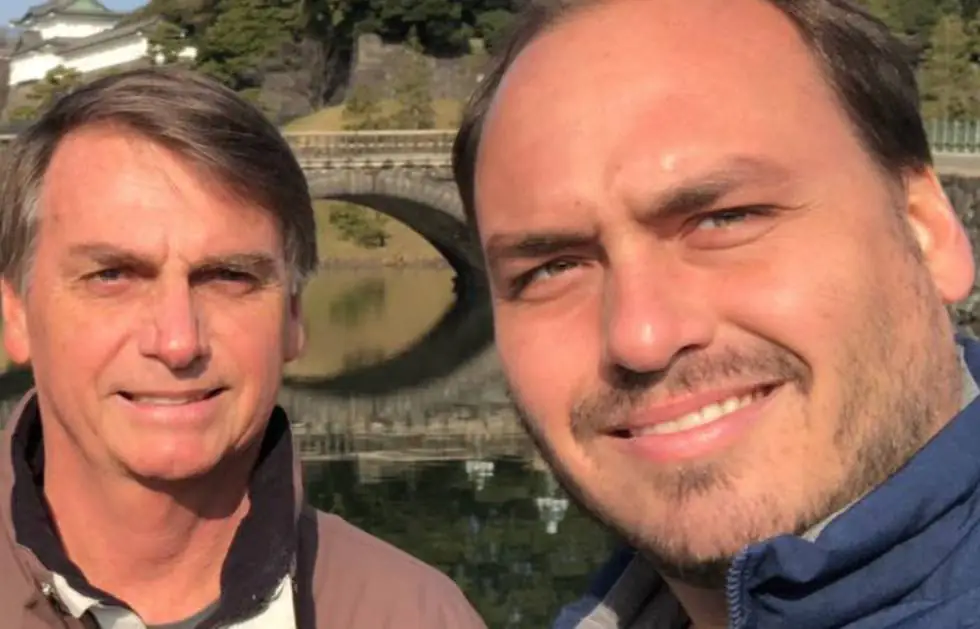 Bolsonaro diz que vai escalar filho Carlos em defesa da nova Previdência