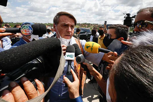 ‘Não estiquem a corda mais do que está esticada’, diz Bolsonaro