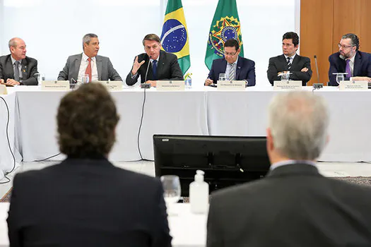 Em reunião, Bolsonaro diz que  “a barca está afundando”