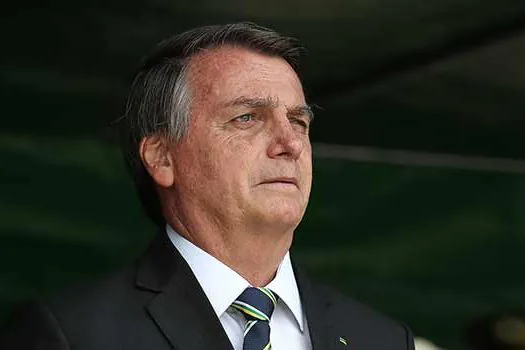 Bolsonaro sai novamente sem máscara