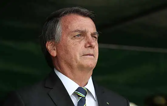 Bolsonaro sai novamente sem máscara