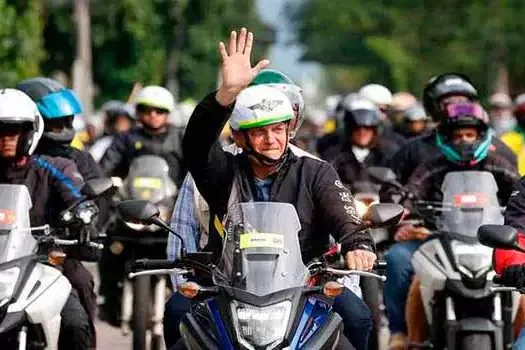 Bolsonaro ouve apoios e xingamentos em passeio de moto pela Baixada Santista