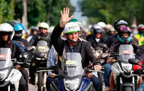 Bolsonaro ouve apoios e xingamentos em passeio de moto pela Baixada Santista