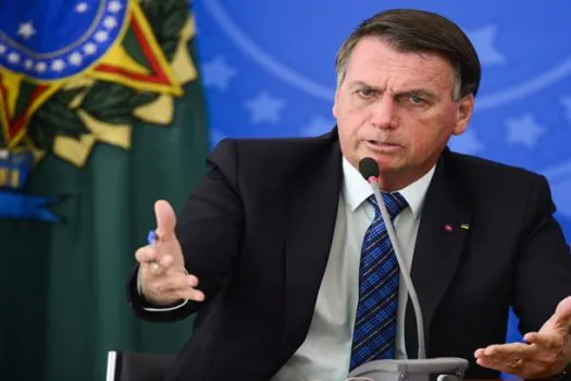 Mesmo inelegível, Bolsonaro ainda age como presidente na internet