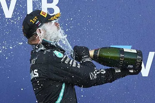 Bottas se aproveita de punições a Hamilton para vencer a corrida