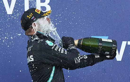 Bottas se aproveita de punições a Hamilton para vencer a corrida