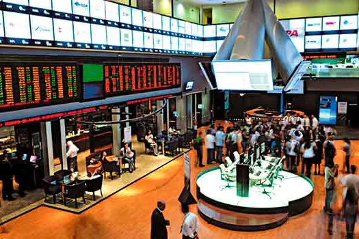 Ibovespa fecha em novo recorde, acima dos 108 mil pontos; dólar fica abaixo de R$ 4