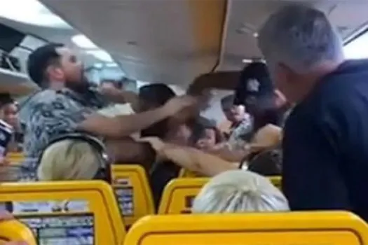 Homem se recusa a levantar em voo e passageiros brigam por assento