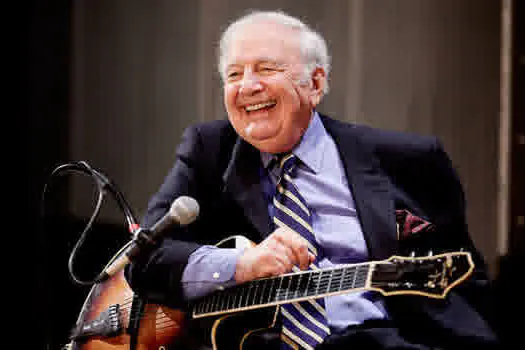 Morreu Bucky Pizzarelli, guitarrista de jazz, após ser diagnosticado com coronavírus