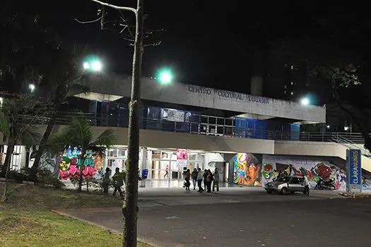 Teatro Clara Nunes recebe Vamu Rí nesta sexta