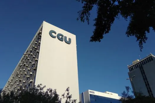 CGU decide retirar sigilo de cartão de vacina de Jair Bolsonaro