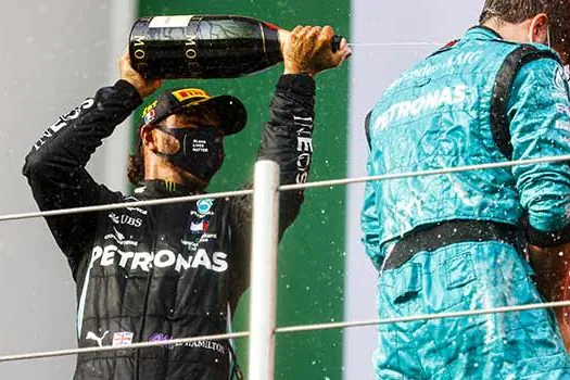 Hamilton vence mais uma e Mercedes bate recorde de títulos consecutivos