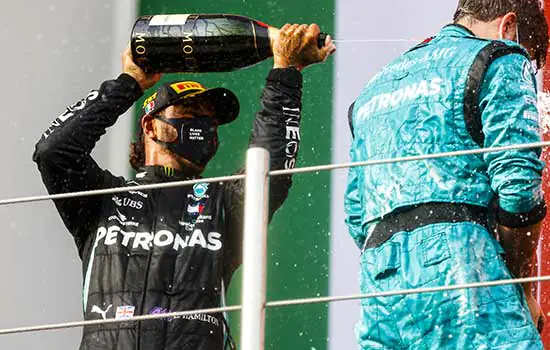 Hamilton vence mais uma e Mercedes bate recorde de títulos consecutivos