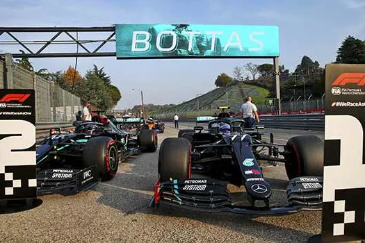 Bottas supera Hamilton na última volta e é Pole Position