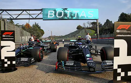 Bottas supera Hamilton na última volta e é Pole Position