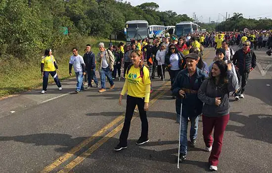 Estudantes levam dEficientes para um Tour Sem Limites.