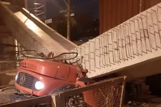 Viaduto cai sobre caminhão e deixa dois mortos no Rio